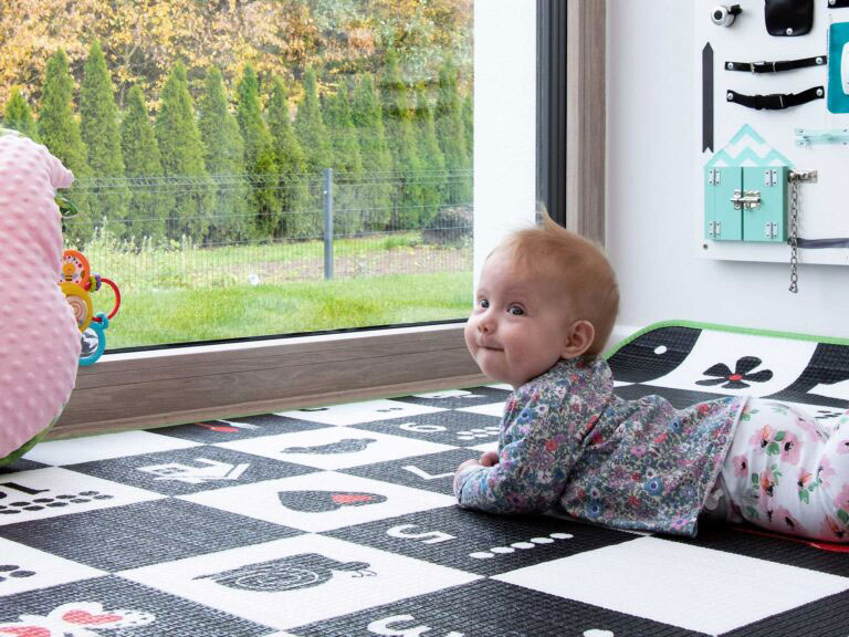 Fenêtre sur une chambre d'enfants.