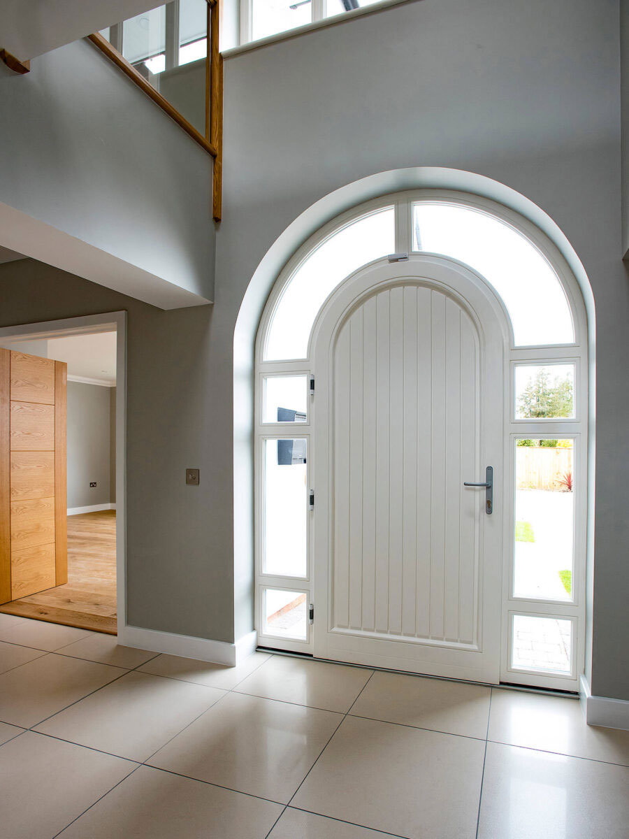 Porte cintrée en bois blanc