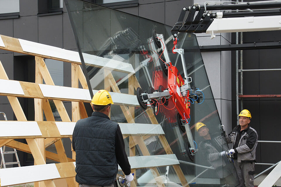 Installation de fenêtres à l'aide d'une mini-grue.