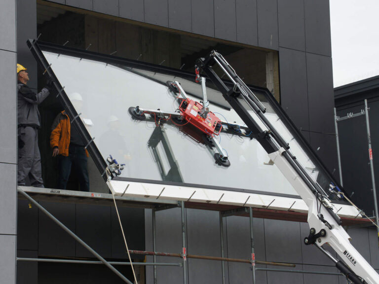 Installation d'une vitrine en aluminium.