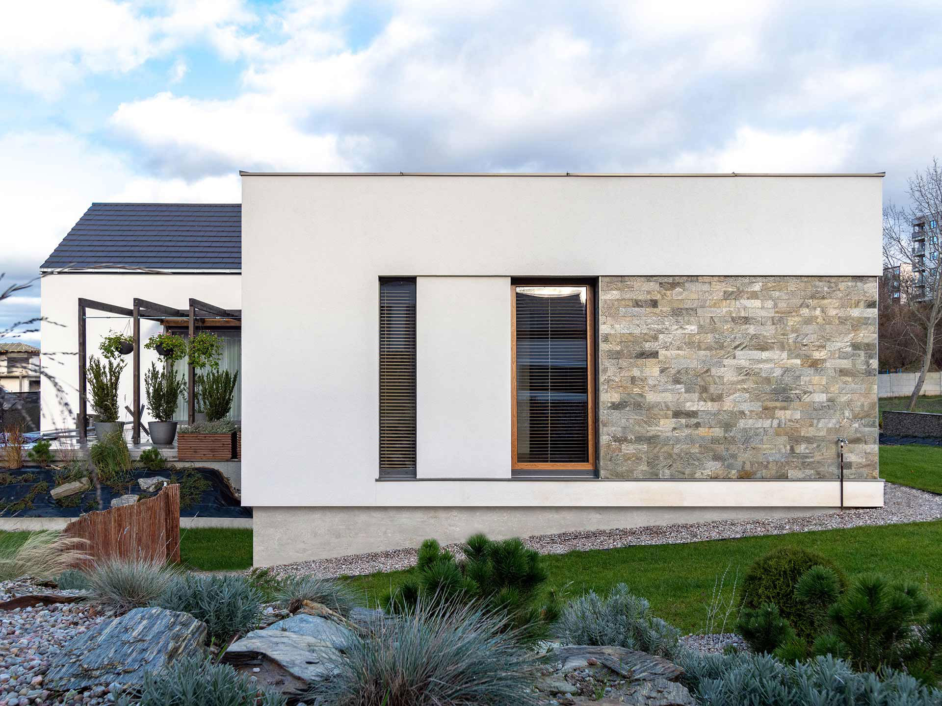 Un bâtiment moderne avec des fenêtres en placage imitation bois.