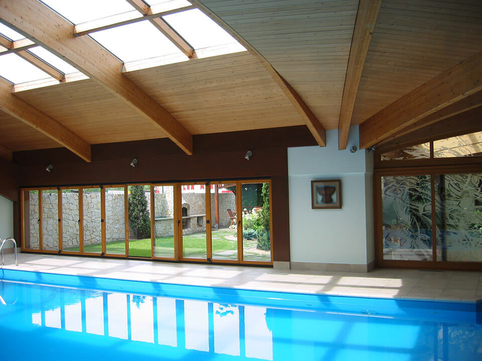 Intérieur avec portes levantes-coulissantes en bois et aluminium.