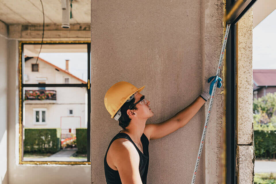 Mesurer les fenêtres sur le chantier