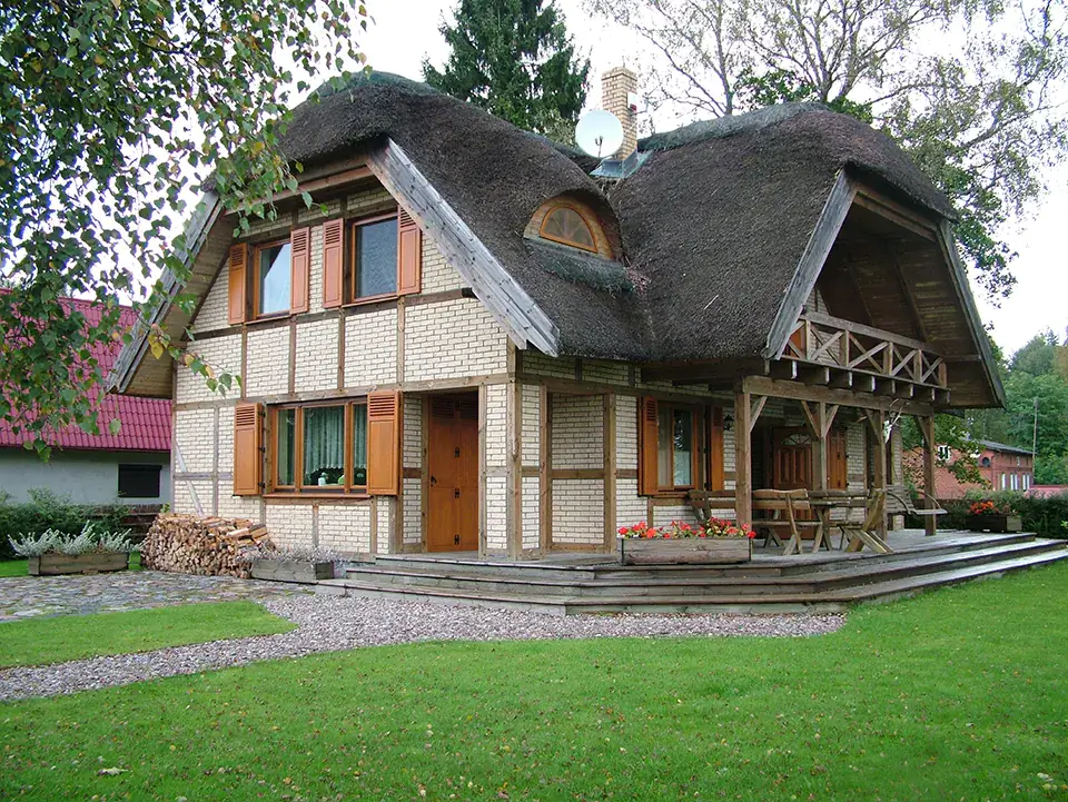 Fenêtres dans une maison d'été