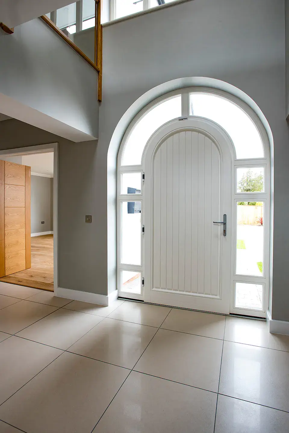 Porte en bois cintrée blanche