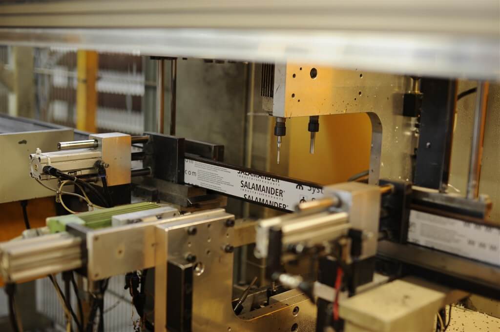 Machine utilisée pour la réalisation des trous.